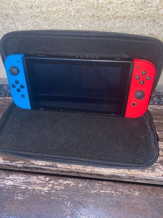 Nintendo Switch Azul/Rojo con funda