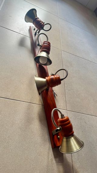 Lámpara de madera y metal