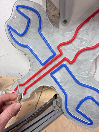 Luce da parete a forma di chiave inglese