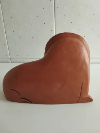 Figura artesanal de gato egipcio en madera