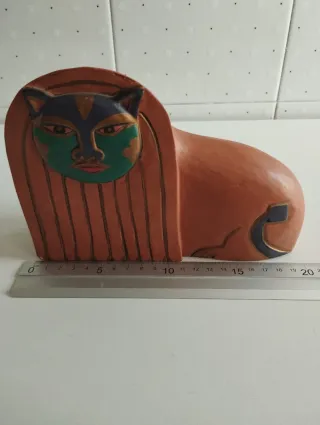 Figura artesanal de gato egipcio en madera