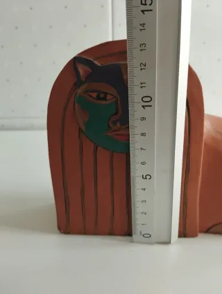 Figura artesanal de gato egipcio en madera