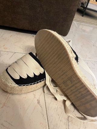 Alpargatas atadas al tobillo negras y beige