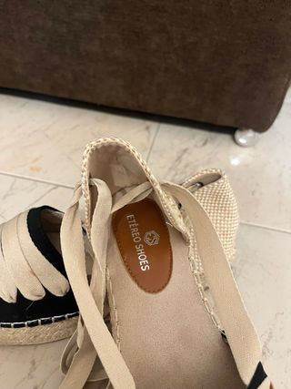 Alpargatas atadas al tobillo negras y beige