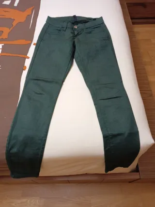 Pantalón pitillo elástico verde Benetton T.26/36