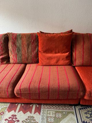 Sofá de tela naranja y multicolor