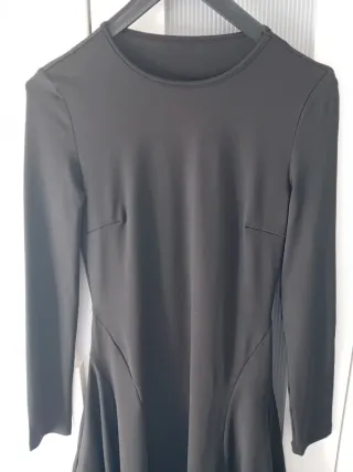 Vestido negro entallado falda vuelo manga larga