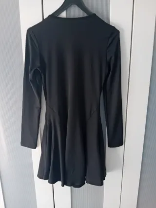 Vestido negro entallado falda vuelo manga larga