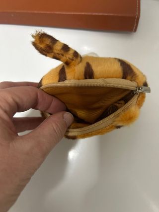 Monedero trasero de gato naranja y blanco