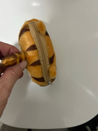 Monedero trasero de gato naranja y blanco