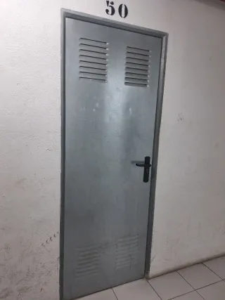 Puerta trastero con marco y 3 llaves