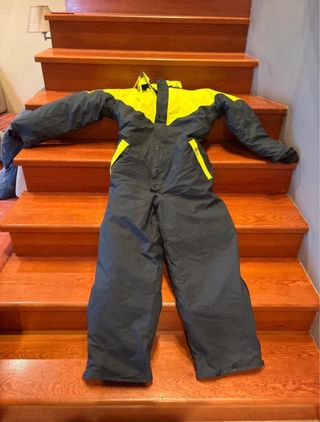 Mono de esquí amarillo y azul negro