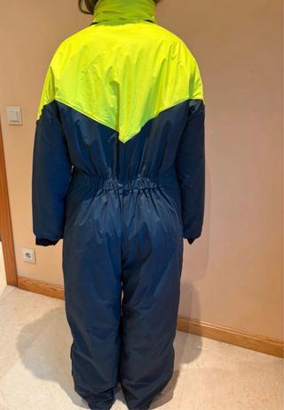 Mono de esquí amarillo y azul negro