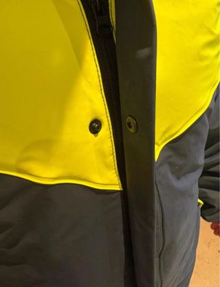 Mono de esquí amarillo y azul negro