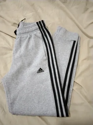 Pantalón Adidas Gris con Rayas Negras
