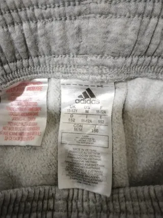 Pantalón Adidas Gris con Rayas Negras