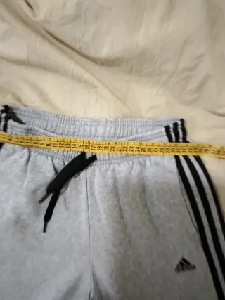 Pantalón Adidas Gris con Rayas Negras