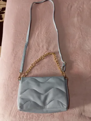Bolso celeste acolchado cadena Primark