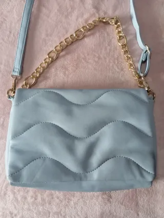 Bolso celeste acolchado cadena Primark