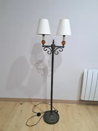Lámpara de pie de metal y tela