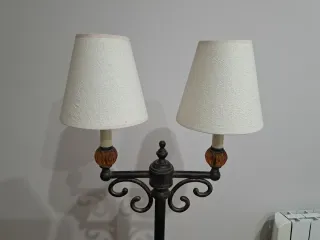Lámpara de pie de metal y tela