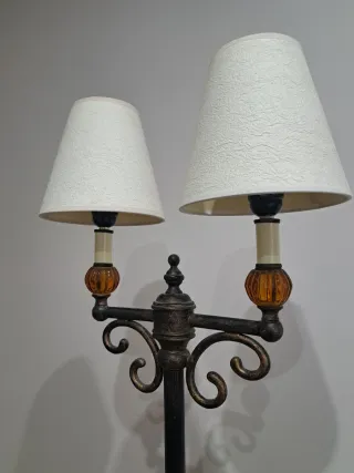 Lámpara de pie de metal y tela