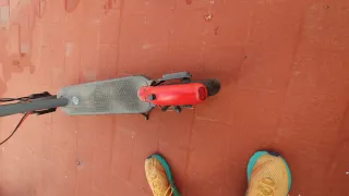 Monopatín Eléctrico Negro y Rojo