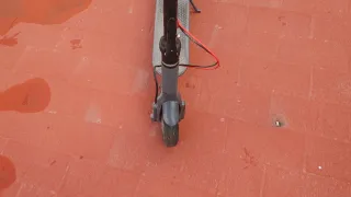 Monopatín Eléctrico Negro y Rojo