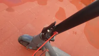 Monopatín Eléctrico Negro y Rojo