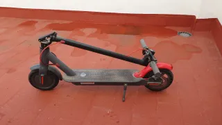 Monopatín Eléctrico Negro y Rojo