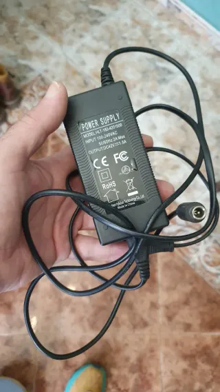 Monopatín Eléctrico Negro y Rojo