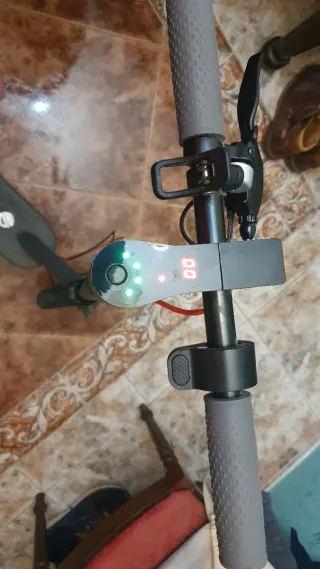 Monopatín Eléctrico Negro y Rojo