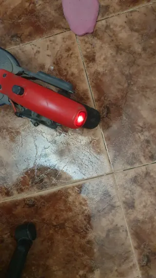 Monopatín Eléctrico Negro y Rojo