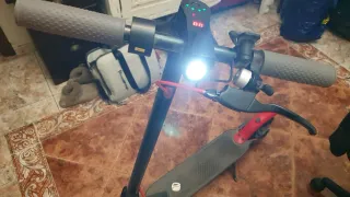 Monopatín Eléctrico Negro y Rojo