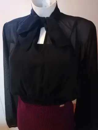 Maglia nera e fucsia velata