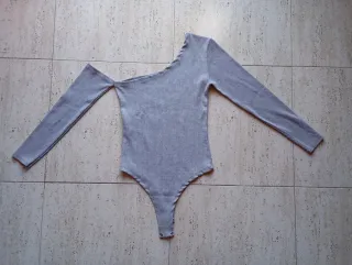 Body gris asimétrico de canalé