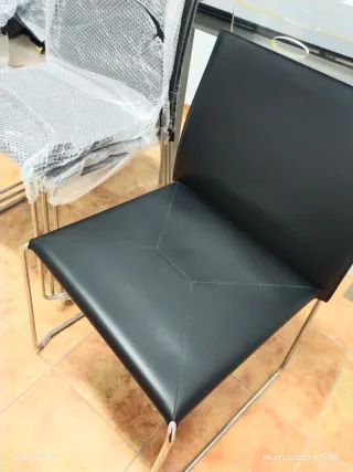 4 Sillas de comedor moderna negra en piel