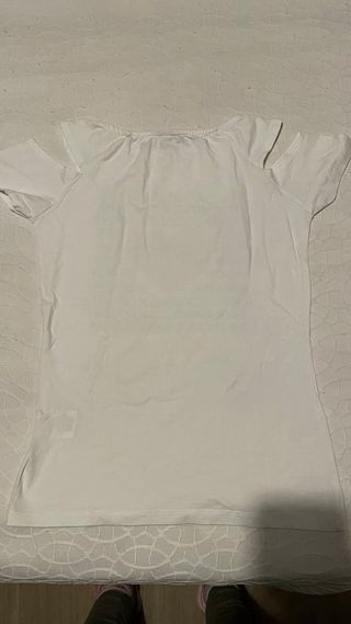 Camiseta blanca con estampado de corazón