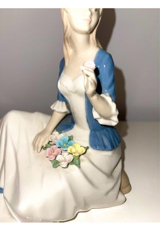 Figura de porcelana mujer con flores