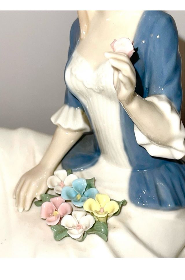 Figura de porcelana mujer con flores