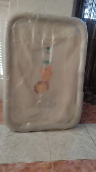 Cuna con colchón, trona y parque