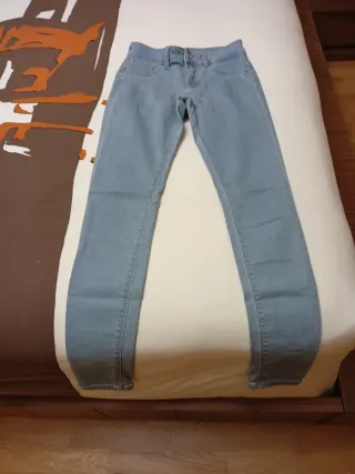 Pantalón vaquero pitillo Bershka T.36