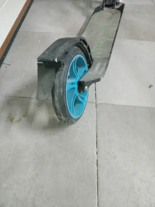 Patinete infantil azul y negro