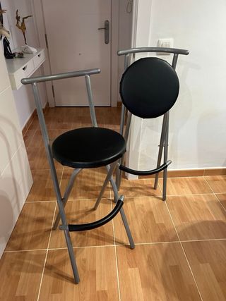 Taburetes plegables negros y grises