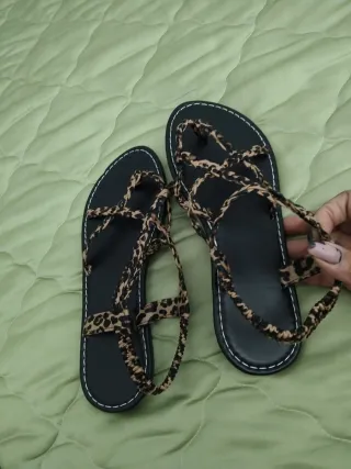 Sandalias planas leopardo