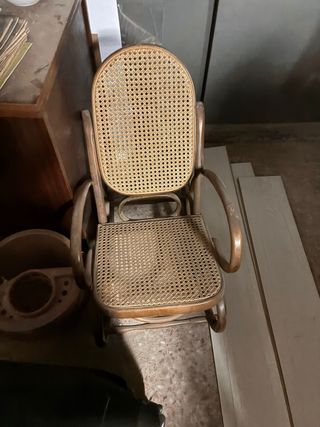 Mecedora infantil de madera y mimbre