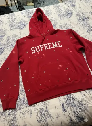 Sudadera Supreme Roja con Ojales