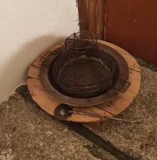 Brasero antiguo con soporte