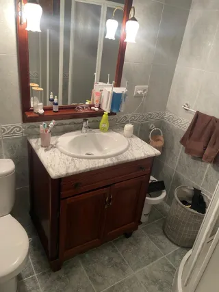 Mueble de baño madera, espejo y mármol