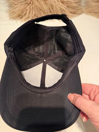 Gorra negra con osito brillante